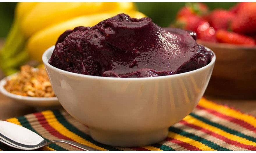 Alimento nutritivo e rico em energia, açaí é uma das frutas mais completas