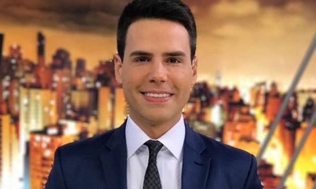 Apresentador Luiz Bacci revela na internet que colocou silicone no bumbum