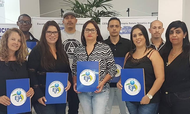 Alunos da Educação de Jovens e Adultos de Franca lançam livro de poemas