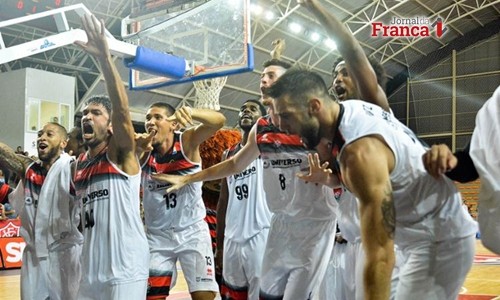 Vitória encerra parceria com patrocinador e seu time de basquete fica fora da NBB