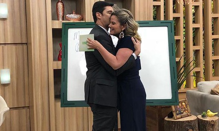 Apresentadora Maria Cândida é pedida em namoro por entrevistado ao vivo na TV
