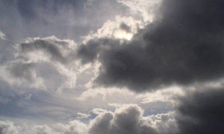 Sol predomina entre as nuvens nesta quarta-feira, 08 de agosto, em Franca