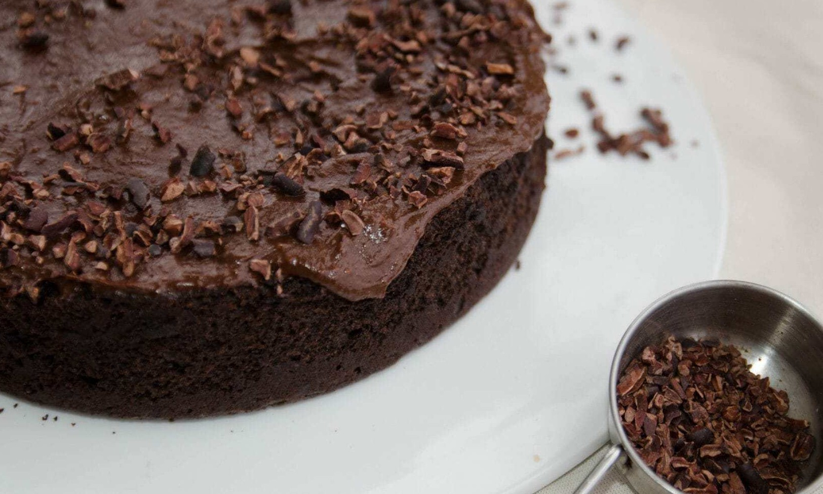Bolo vegano de chocolate com cobertura de avocado surpreende pelo sabor