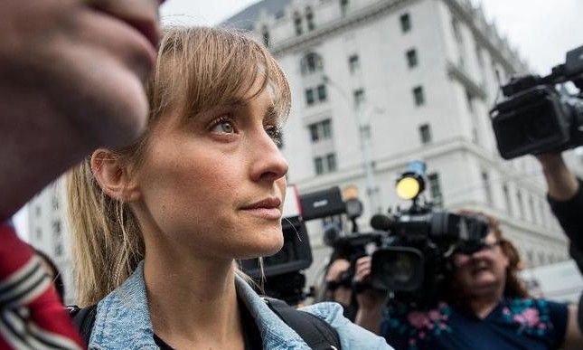Atriz do seriado ‘Smallville’ acusada de tráfico sexual pede para voltar a atuar