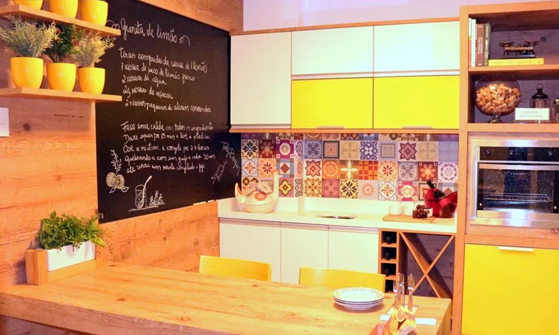 Cada vez mais espaços de socialização, as cozinhas surgem mais coloridas