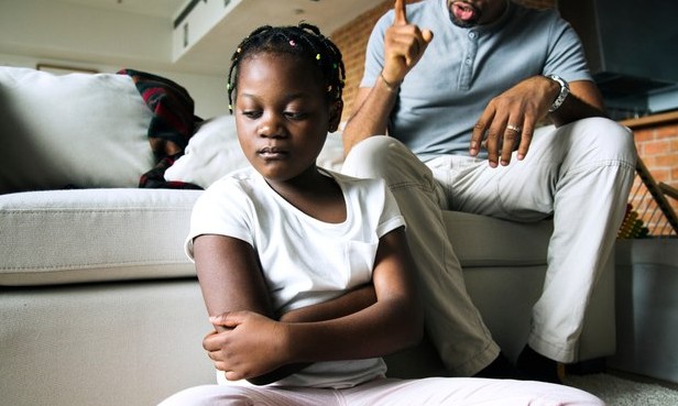 Discussões entre pais e filhos duram em média 49 minutos por dia, diz estudo