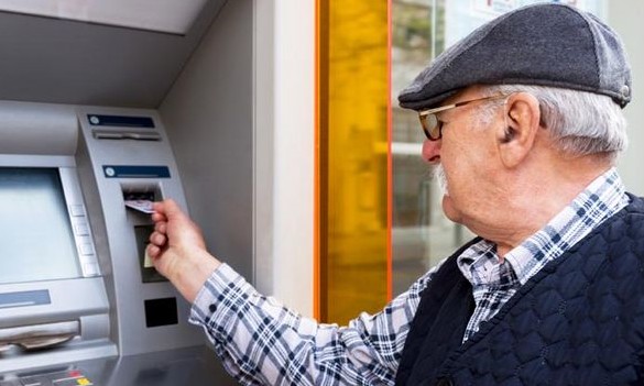Primeira parcela do 13º começa a ser paga este mês para aposentados