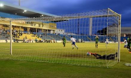Com arbitragem duvidosa, Francana perde do São José pelas quartas-de-final