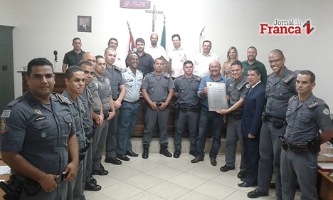 Câmara de RC homenageia policiais e faz duro repúdio a jornalista que atacou PM