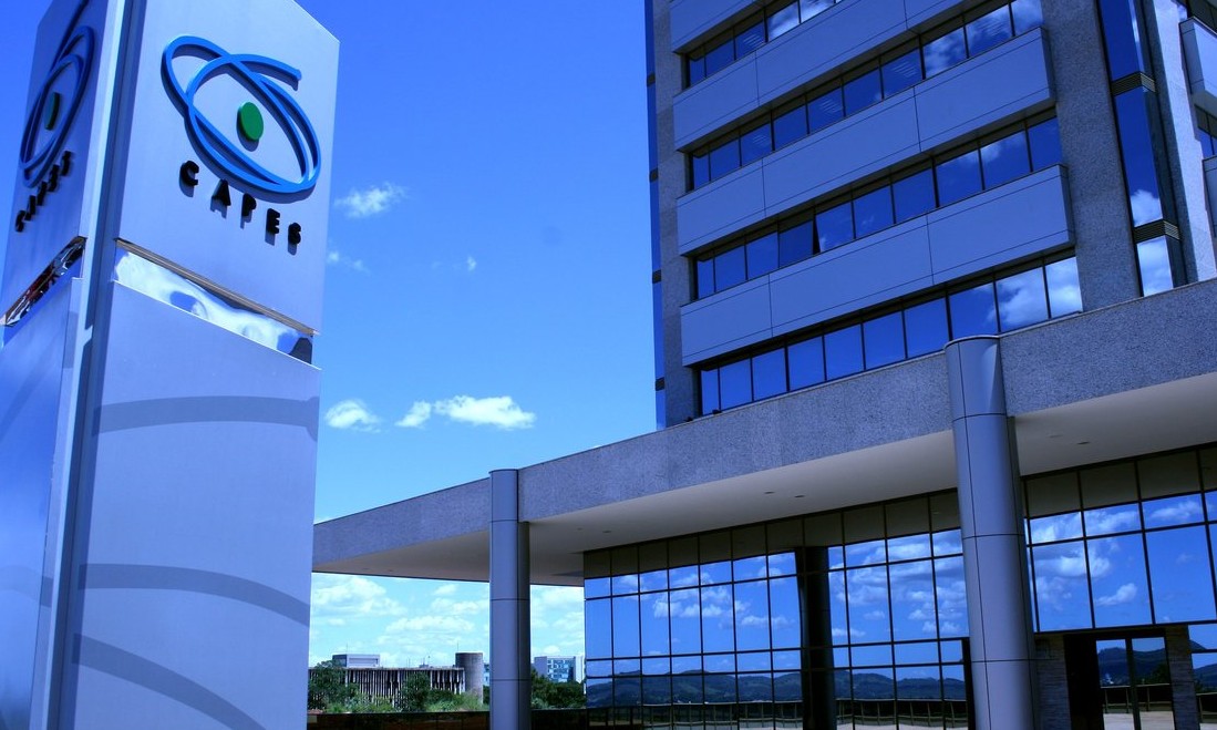 MEC repassa R$ 296 milhões para pagamento de bolsas da Capes