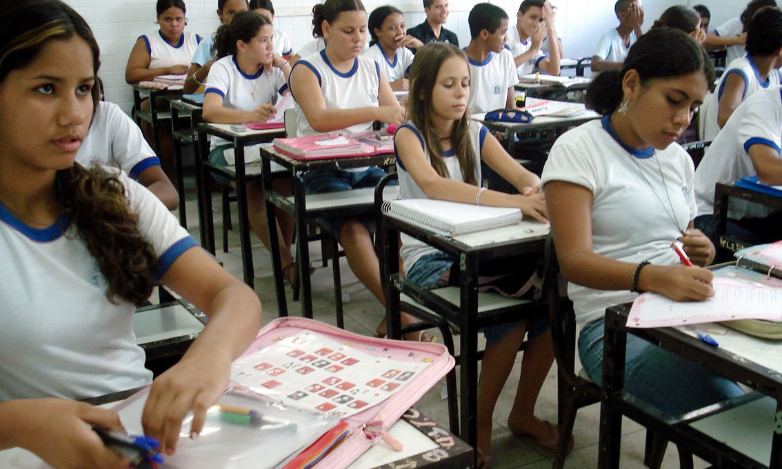 Alunos do ensino médio não aprendem português e matemática básicos