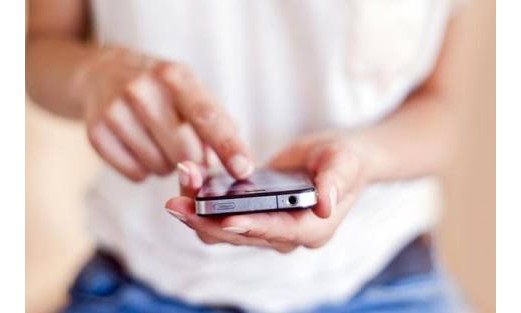 Tempo gasto com celular preocupa adolescentes e pais, demonstra pesquisa
