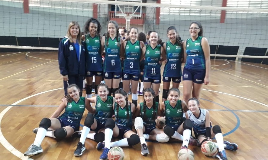 Time mirim de voleibol feminino conquista o vice de torneio em Ribeirão