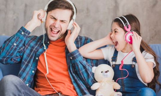 Música ajuda a fortalecer o vínculo entre pais e filhos, mostra pesquisa