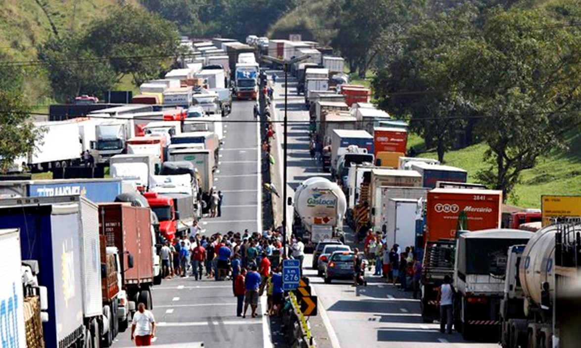 União dos Caminhoneiros promete nova greve da categoria em 10 dias