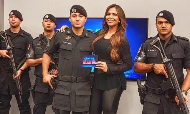Apresentadora do Cidade Alerta se casará com policial com quem flertou ao vivo