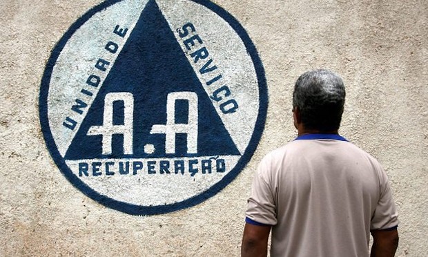 Alcoólicos Anônimos faz 70 anos e lança aplicativo para uso em celular