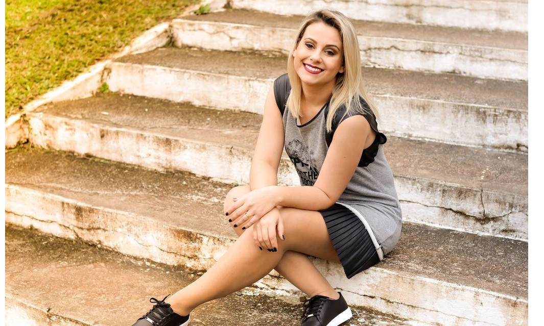 Tênis aparece como it-sapato e se torna acessório cool com vestidos e saias