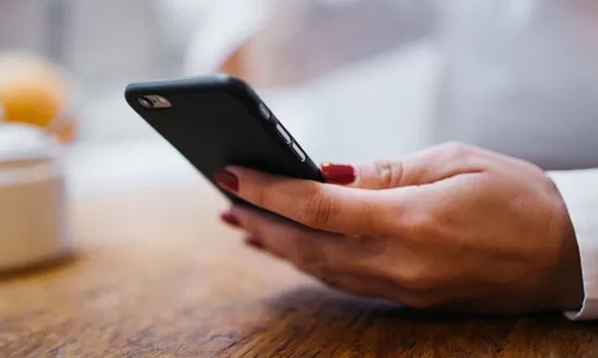Checar mensagens de trabalho pós-expediente prejudica sua saúde