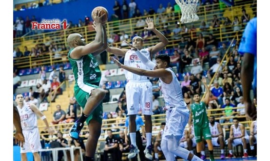 Sendi Bauru derrota Sesi Franca e força terceiro jogo da semifinal em casa
