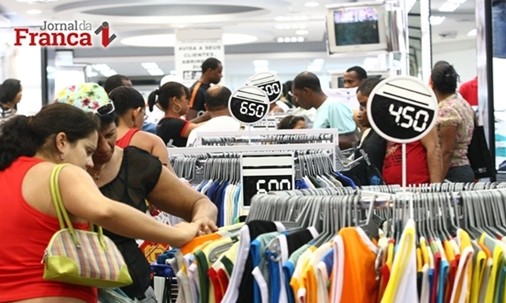 Varejo paulista fecha 175 vagas celetistas em julho, diz pesquisa da Fecomércio