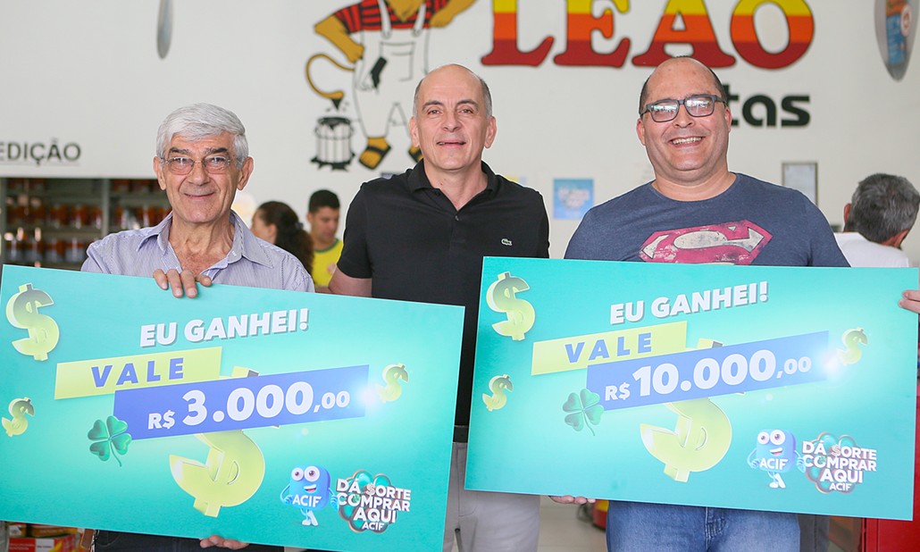 ACIF entrega 1º prêmio de R$ 10 mil da campanha Dá Sorte Comprar Aqui