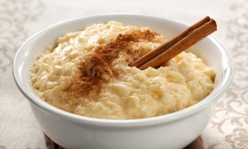 Arroz doce cremoso é uma sobremesa saborosa em qualquer época do ano
