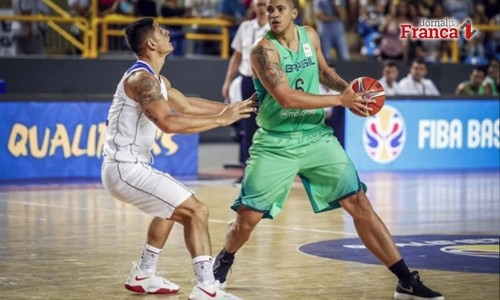 Hettsheimeir tem cirurgia confirmada e é cortado da seleção de basquete