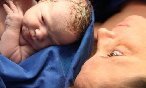 Depressão pós-parto está ligada à dor sentida pela mãe logo após o parto