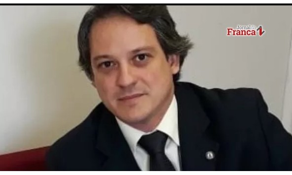Em decisão emocionante, juiz baiano emancipa jovem que morava em galinheiro
