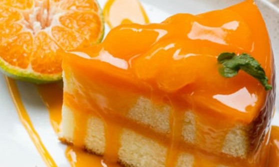 Com óleo de coco, que tem efeito termogênico, bolo de laranja com calda é a pedida