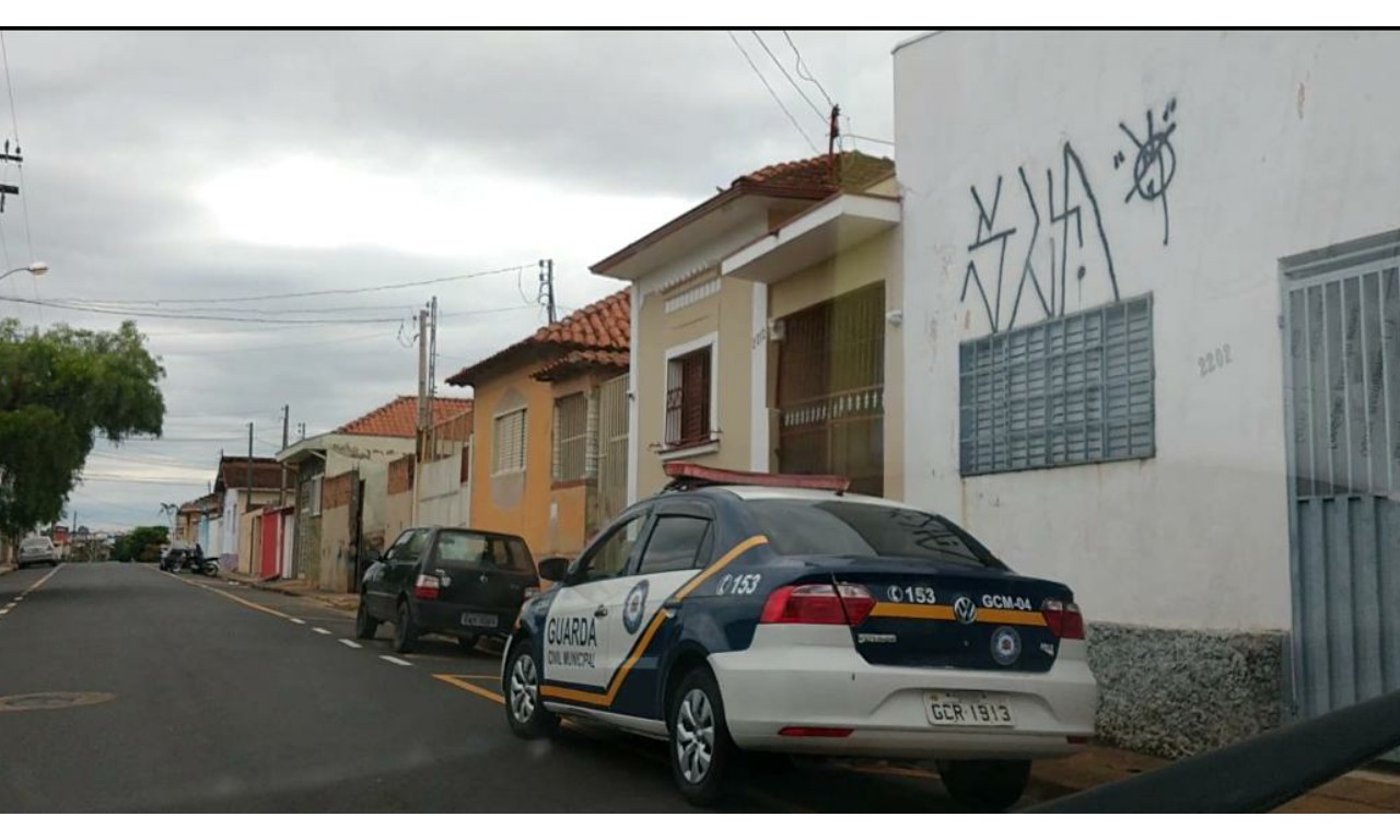 Viatura da Guarda Civil de Franca dá mau exemplo no trânsito do município