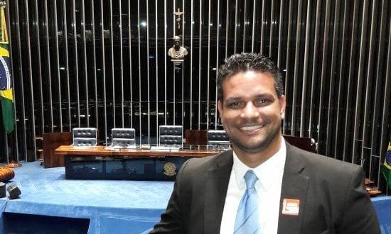 Professor Frank afirma: está distante do governo e foi “encostado” por Gilson