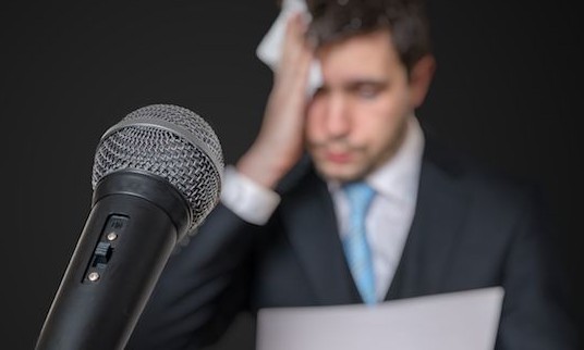Medo de falar em público pode prejudicar a evolução pessoal e profissional