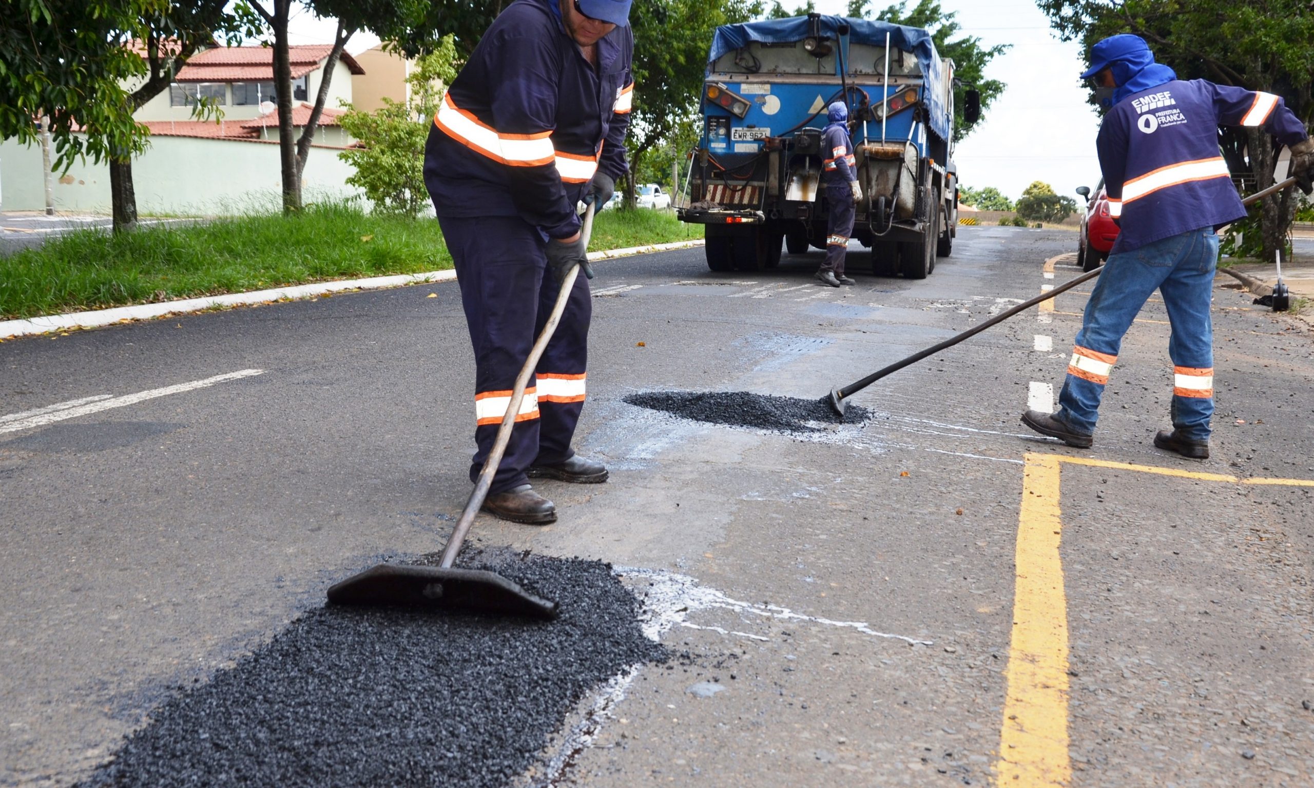Remendo asfáltico é intensificado em todas as ruas e avenidas da cidade