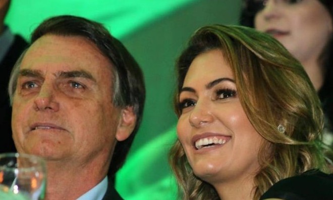 Na propaganda eleitoral, Jair Bolsonaro faz críticas ao PT e mostra a família