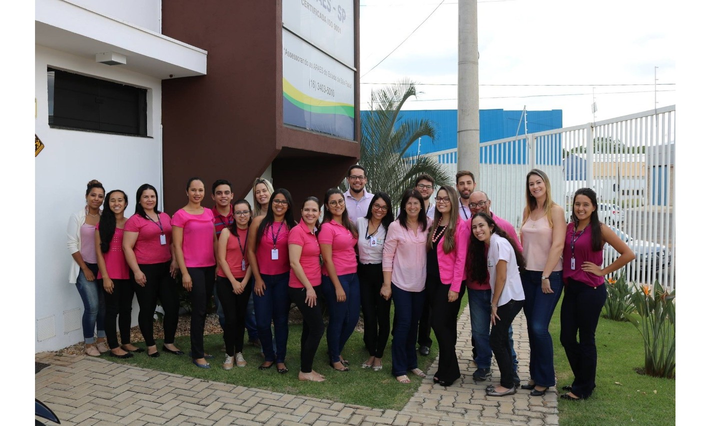 Equipe da FEAPAES de São Saulo adere à campanha do Outubro Rosa em Franca