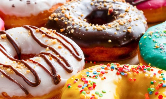Ao comer doces, você sente dor de cabeça? Entenda o que acontece