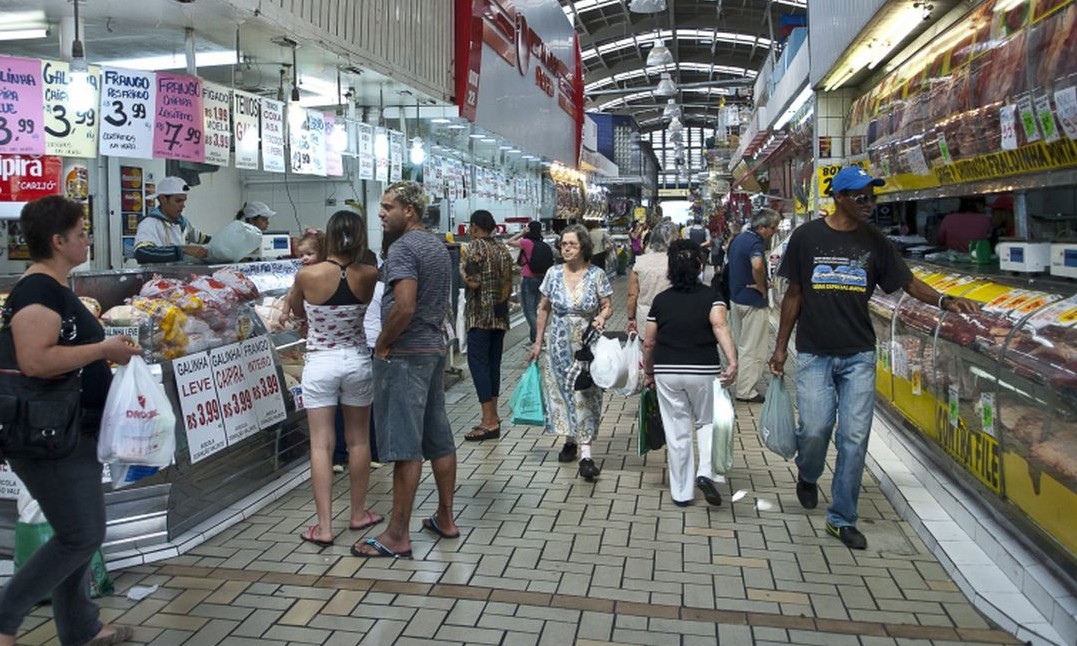 Intenção de consumo das famílias recua 0,3% em outubro, segundo CNC