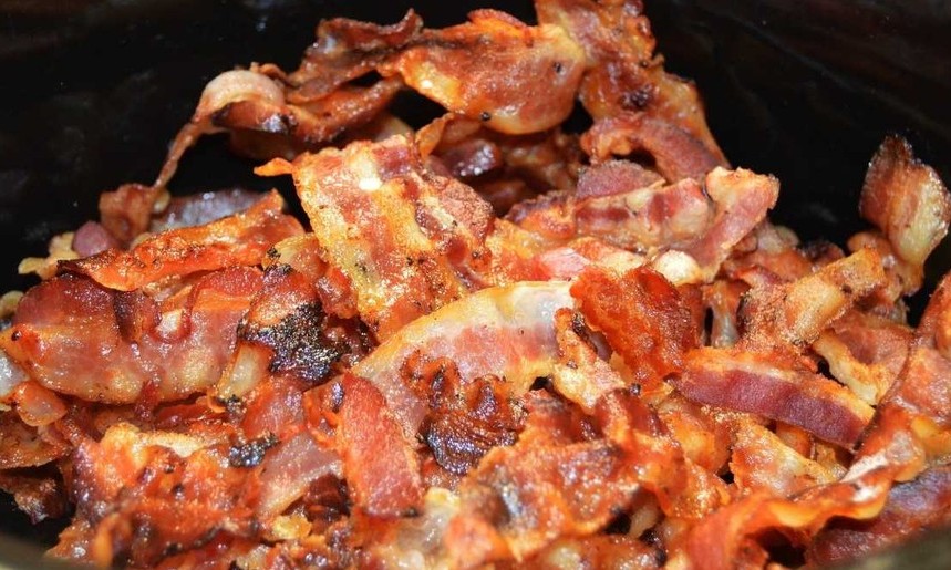 Bacon e outras carnes processadas aumentam o risco de câncer de mama