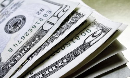 Dólar cai para R$ 3,74 e bolsa de valores opera em alta nesta segunda, 08