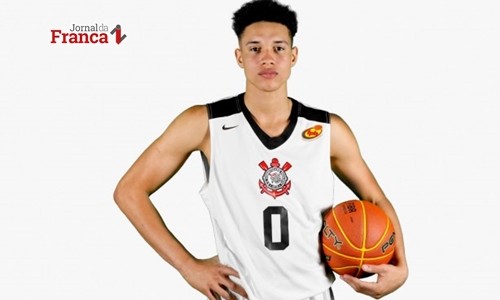 Ala de 20 anos do Timão entra na seleção da primeira semana do NBB