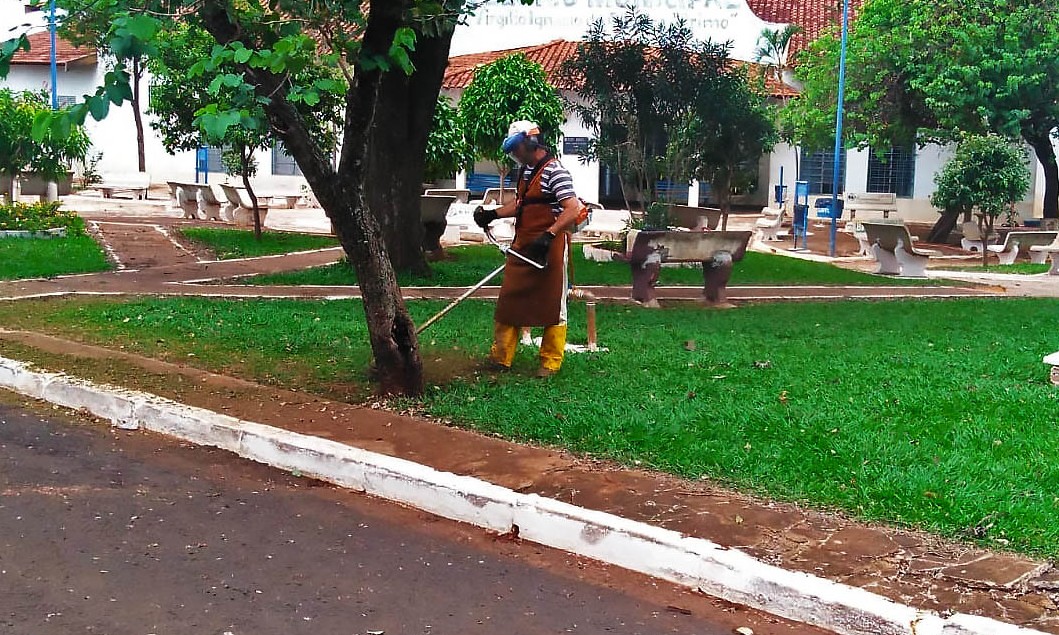 Cemitério Municipal “Otávio Reis da Costa” de Guaíra recebe mutirão da limpeza