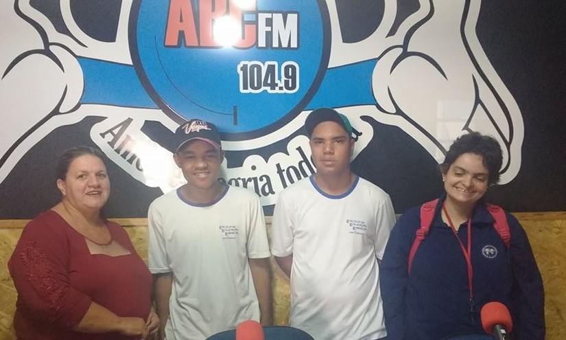Programa de rádio com alunos da APAE Batatais completa um ano