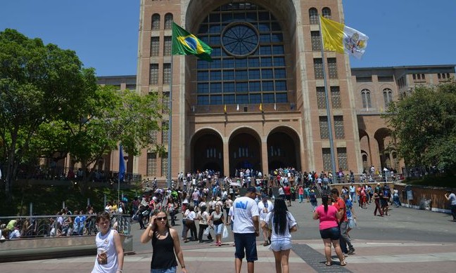 Repleta de francanos, Festa da Padroeira move multidões no Santuário