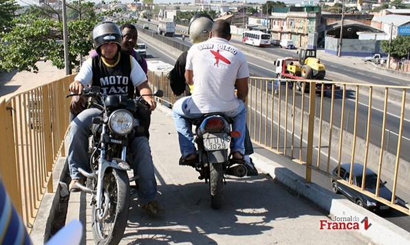 Passar com moto em passarelas ou calçadas pode custar multa de R$ 880