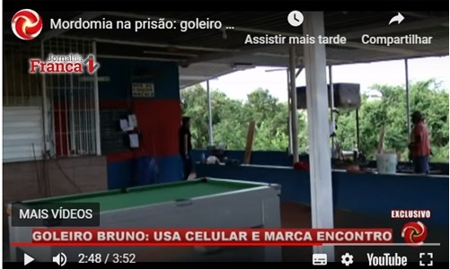 Câmera flagra goleiro Bruno com mulheres e cerveja fora da prisão no Sul de Minas