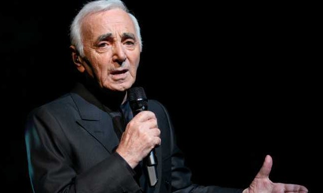 Charles Aznavour, um dos ícones da música francesa, morre aos 94 anos