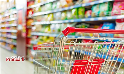 Supermercados obrigados a disponibilizar carrinhos adaptados para crianças