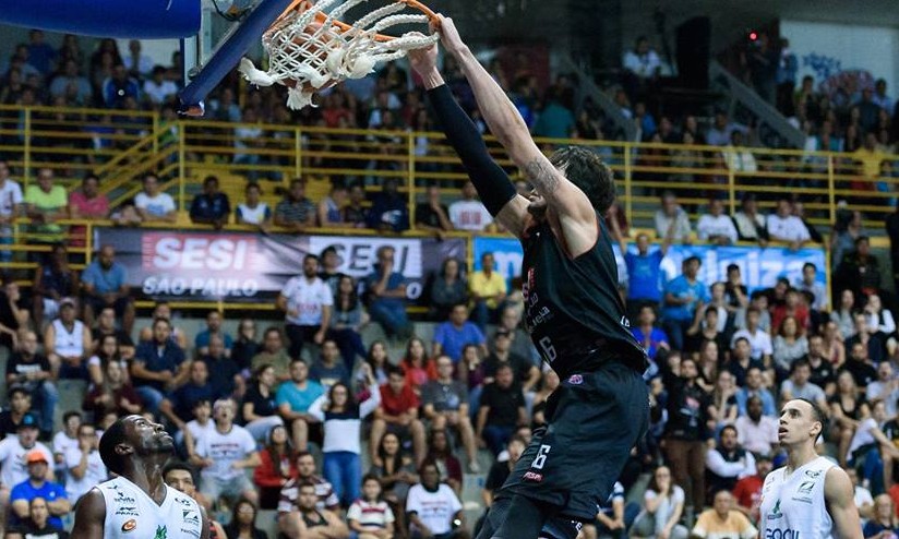 Em jogo equilibrado, o Pinheiros derrota Mogi e mantém 100% no NBB